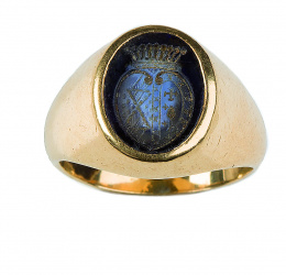 26.  Sortija sello de pp. S. XX con intaglio de escudo herádico tallado en en piedra azul