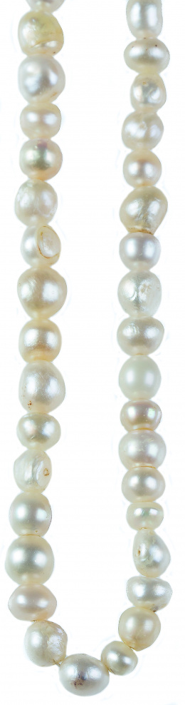 22.  20,45 grams. Hilo de 39 perlas, posiblemente finas, de tamaños diferentes