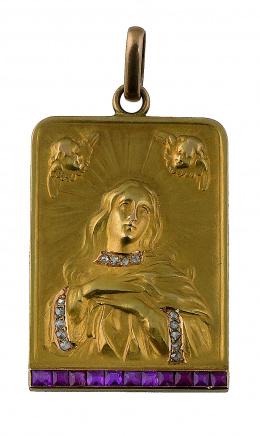 169.  Medalla cuadrangular de pp. S XX con Virgen con vestido adornado con diamantes, y banda de rubíes calibrados en la base