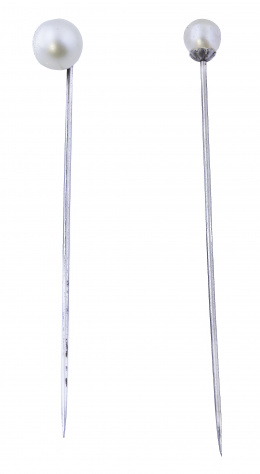 157.  Lote de dos alfileres con perla de pp. S XX en montura de platino