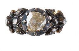 3.  Sortija s. XVIII con un diamante central de talla rosa en montura decorada con formas vegetales adornadas con diamantes