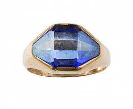 153.  Sortija años 30 con piedra azul de talla escalonada en montura de oro amarillo de 18K