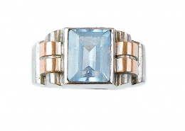619.  Sortija Art-Decó con topacio azul de talla rectangular 