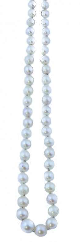 82.  Collar de pp. S. XX de un hilo de perlas de tamaño creciente con cierre de esmeralda orlada de diamantes
