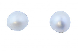 156.  Pendientes de perla ligeramente irregulares en montura de oro amarillo de 18K