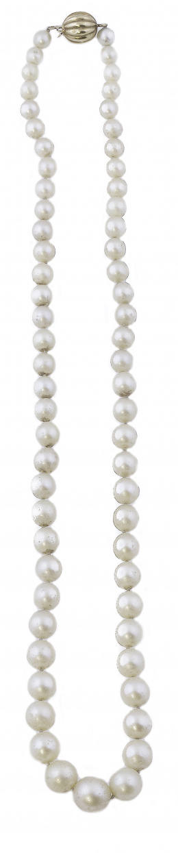 161.  Collar de un hilo de perlas cultivadas de tamaño creciente hacia el centro 