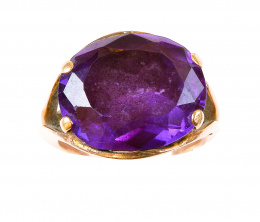 630.  Sortija años 40 con amatista oval en montura elevada y calada de oro amarillo de 18K