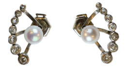 119.  Pendientes Art-Decó con arco de chatones de brillantes en disminución y una perla cultivada central