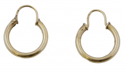 147.  Pendientes criollas de sección tubular en oro amarillo de 18K