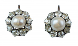 206.  Pendientes de pp. S. XX con perlas, probablemente finas, orladas de brillantes de talla antigua