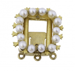 124.  Cierre de colllar de pp. S. XX con cuadrado de perlitas en oro mate amarillo de 18K