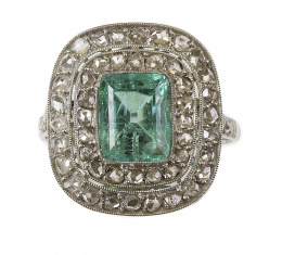 208.  3,85 grams. Sortija de pp. S. XX con esmeralda talla esmeralda rodeada por doble orla de diamantes