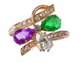209.  Sortija de pp. S. XX con trébol de perillas de rubí, diamante y esmeralda, sobre brazos abiertos de brillantes