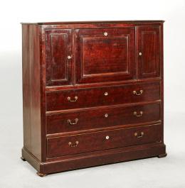 539.  Aparador de madera de caoba, con tres puertas en la parte superior y cajones corridos en la pare inferior.Trabajo español, segunda mitad del S. XIX.