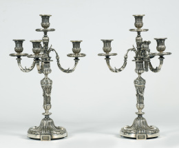 1117.  Pareja de candelabros de tres brazos de luz de estilo Luis XIV, de metal plateado, marcados “Touron Paris Rue de la Paix”Francia, S. XIX.