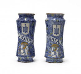892.  Pareja de botes de farmacia de cerámica esmaltada con decoración esponjada en azul cobalto y ocre, y reservas con el escudo del Real Monasterio de San Lorenzo de el Escorial y de la orden de San Jerónimo.Talavera, S. XVIII - XIX.