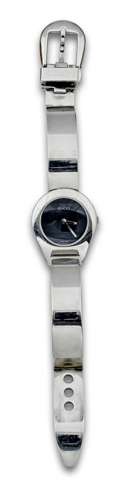 232.  Reloj GUCCI modelo 6700 en acero con pulsera de placas articuladas.