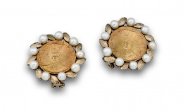 72.  Pendientes con moneda de rey persa en oro de 19K , orladas de perlas y hojitas en oro de 18K.