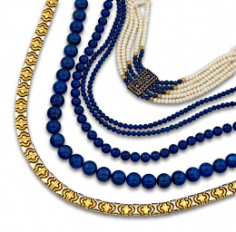 123.  Collar oriental de 5 hilos de perlas de agua dulce y sodalitas con pieza central de esmalte.