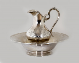 1197.  Aguamanil de plata en su color con decoración grabada de corona condal en un cartucho.Emile Hugo, París, h. 1870.