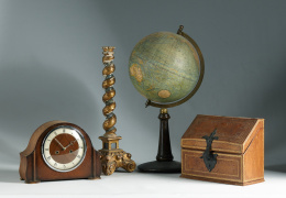 550.  Reloj de sobremesa con caja de madera de nogal.Inglaterra, primera mitad S. XX