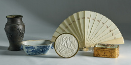 1064.  Pequeña sopera en porcelana de Compañía de Indias, esmaltada en azul cobalto y blanco.China, ff. S. XVIII