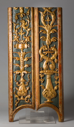 546.  Pareja de paneles  de madera tallada y dorada con relieves a candelieri. S. XVI.