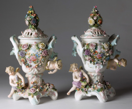 1172.  Pareja de copas de porcelana de PlauéThuringia (Alemania), ff. S. XIX..
