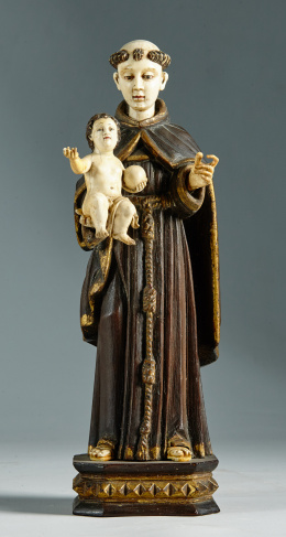 921.  “S. Antonio de Padua” escultura exenta en madera de molabe parcialmente dorada y cabeza, manos y pies de marfil.Trabajo Indoportugués S. XVIII-XIX.