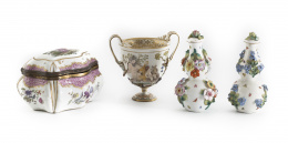 1306.  Pareja de perfumeros de porcelana esmaltada, siguiendo modelos de Meissen.Dresde, taller de Helena Wolfsohn, h. 1883..