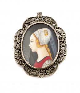 23.  Broche colgante con miniatura de dama pintada, con marco de plata y marcasitas de motivos vegetales