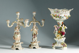 1055.  Centro de porcelana esmaltada y modelada  con dos figuras escultóricas pastoriles. Dresde, Manufactura  de Postschappel, h.1900.