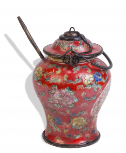 1035.  Tetera de porcelana esmaltada en rojo con flores y caracteres en cartela.China, pp. del S. XX