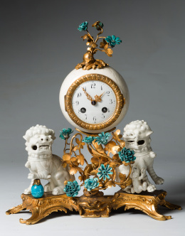501.  Reloj de sobremesa en porcelana y bronce con dos perros “Foo”.Paris, Chartier & Marcus. ff S.XIX- pp S.XX 