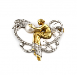 782.  Broche de estilo Art-Nouveau con figura de dama abrazada a perla sobre marco floral de brillantes.