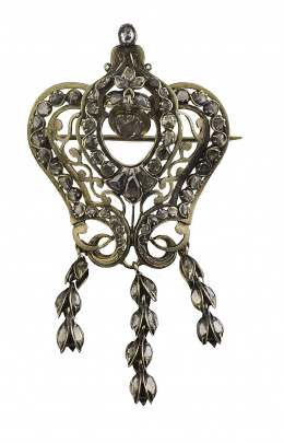 50.  Broche de diamantes victoriano S.XIX con motivo principal a modo de escudo con volumen y decoración calada de formas vegetales, con tres cascadas de hojitas de diamantes colgantes
