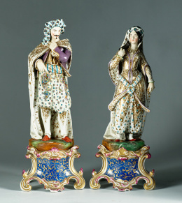 517.  “Pareja de otomanos”.De porcelana policromada, esmaltada y dorada.París, segunda mitad del S. XIX, en la manera de Jacob Petit..