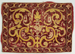 356.  Paño de de terciopelo , con decoración de bordados de aplicación e hilos de oro.Trabajo español, mediados del S. XVI.