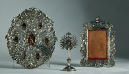 478.  Marco de sacra de plata repujada y cincelada, con remate arquitectónico.España, S. XVIII..