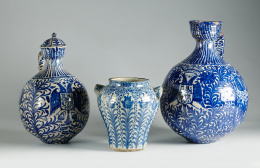 666.  Bombona tornada en cerámica de Fajalauza, vidriada en blanco y azul cobalto, con decoración vegetal y granadas, con águila bicéfala y escudo de España. Granada S. XIX .