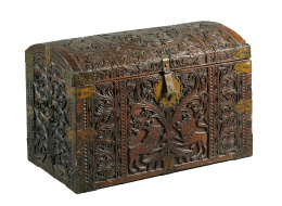 922.  Baúl mundo (kalantas), cedro tallado, hierro forjado y dorado. Filipinas S.XVII-XVIII.