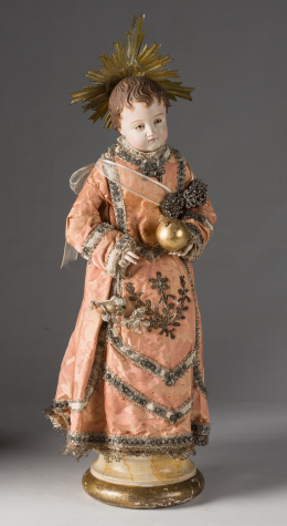 1159.  Escuela española, h. 1800“Niño Jesús Salvatoris Mundi”Madera tallada, policromada y ojos de pasta vítrea..