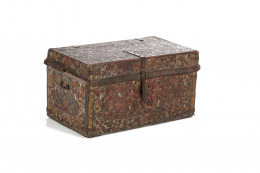 1024.  Baúl de cubierta plana, con alma de madera encorada y policromada, decorada con un águila bicéfala en reserva y profusa decoración con pájaros y granadasTrabajo peruano, ffs. del S. XVII..