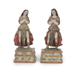 1006.  “Pareja de ángeles” En madera tallada, estucada, policromada, ojos en pasta vítrea.Escuela Quiteña, s. XVIII..