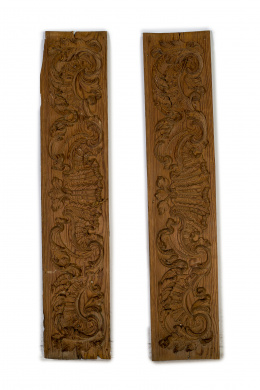 1344.  Pareja de remates de madera de pino tallada con rocalla.España, S. XVIII .