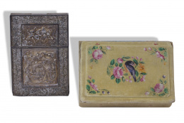 421.  Tarjetero cantonés de plata en filigrana con estuche en seda amarilla pintado con pájaros y flores. Con marcas.Trabajo cantonés para la exportación.