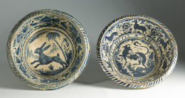 543.  Lebrillo de cerámica esmaltada en azul cobalto con una liebre en el asiento.Triana S. XVIII.