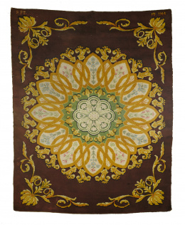 457.  Alfombra en lana de diseño neoclásico en marrón y ocre. Firmada: “RF 1944 MD”Madrid, Real Fábrica de Tapices 1944..