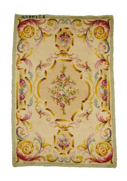 921.  Alfombra en lana de nudo turco con diseño de “Savonnerie”Firmada M. Stuyck h. 1950.