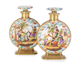 647.  Pareja de botellas en porcelana esmaltada montados en bronce dorado.París, S. XIX.